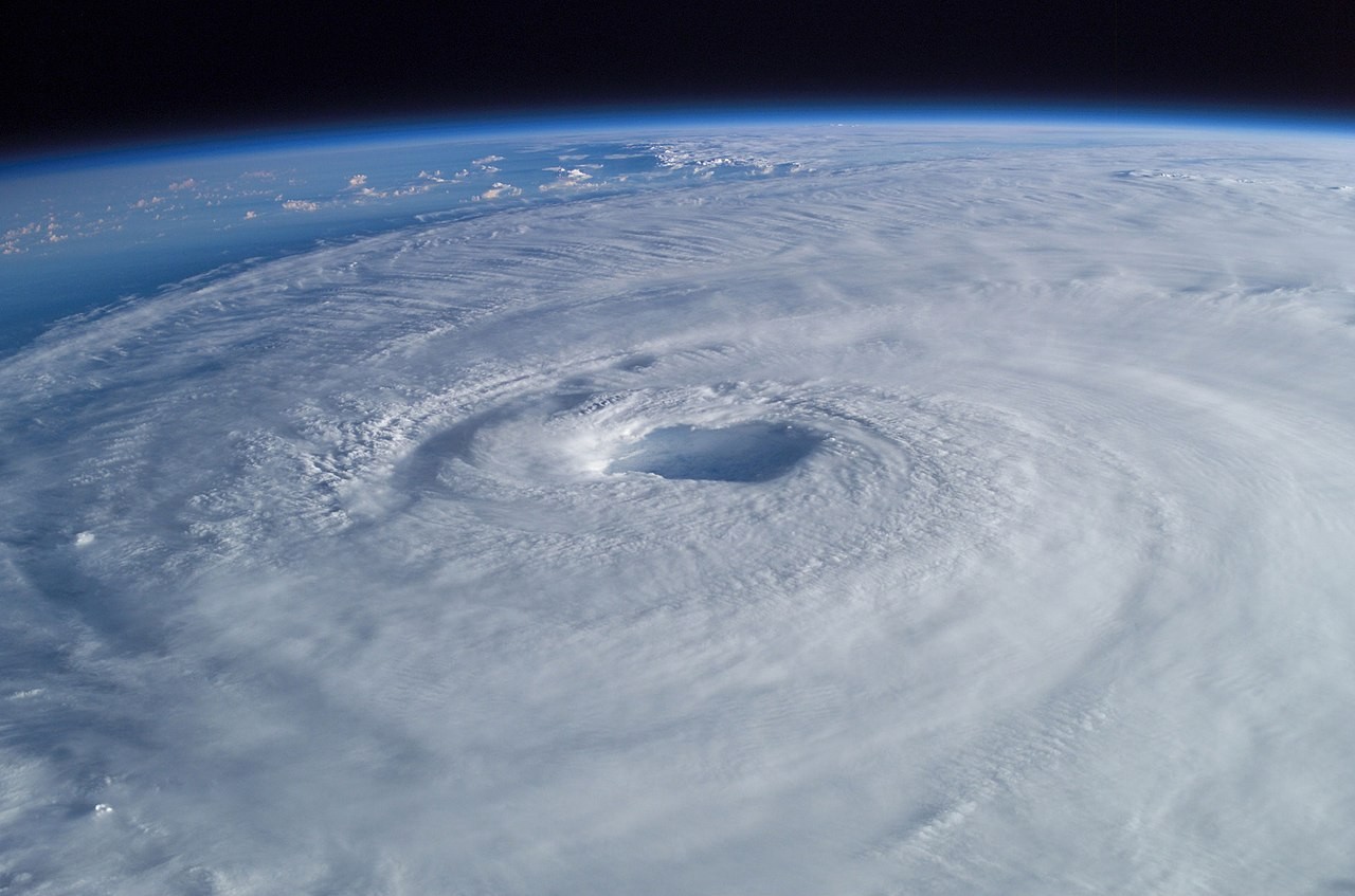 Co się dzieje w sercu huraganu? Wystarczy rzucić okiem na nagranie z drona